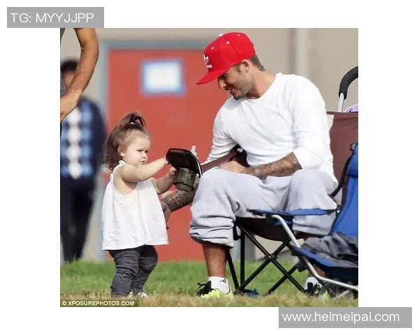 足球明星温馨时刻亲自为女儿扎辫子展现父爱与柔情的完美结合